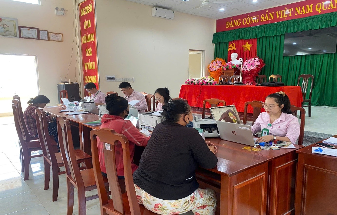 Phòng giao dịch ngân hàng chính sách xã hội Bình Đại triển khai chương trình cho vay đối với người chấp hành xong án phạt tù theo Quyết định số 22 - tạo cơ hội tái hòa nhập cộng đồng