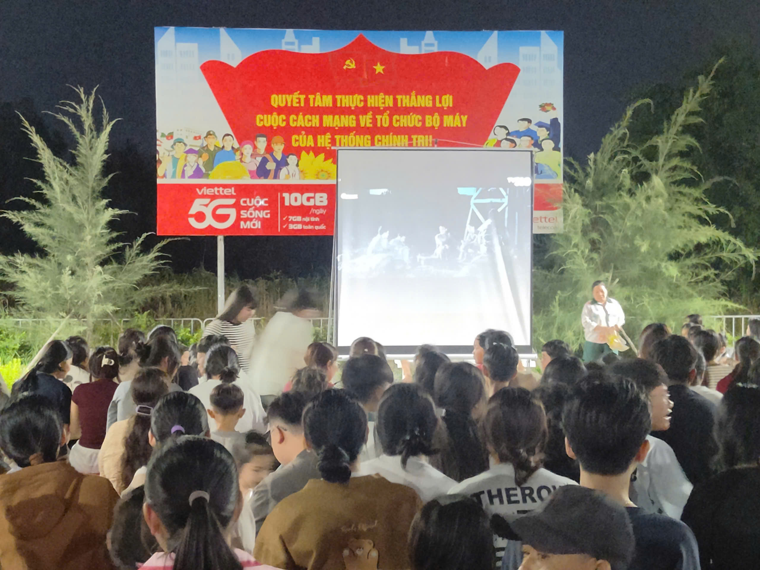 Xã Bình Đại tổ chức chương trình chiếu phim “ Mưa đỏ”