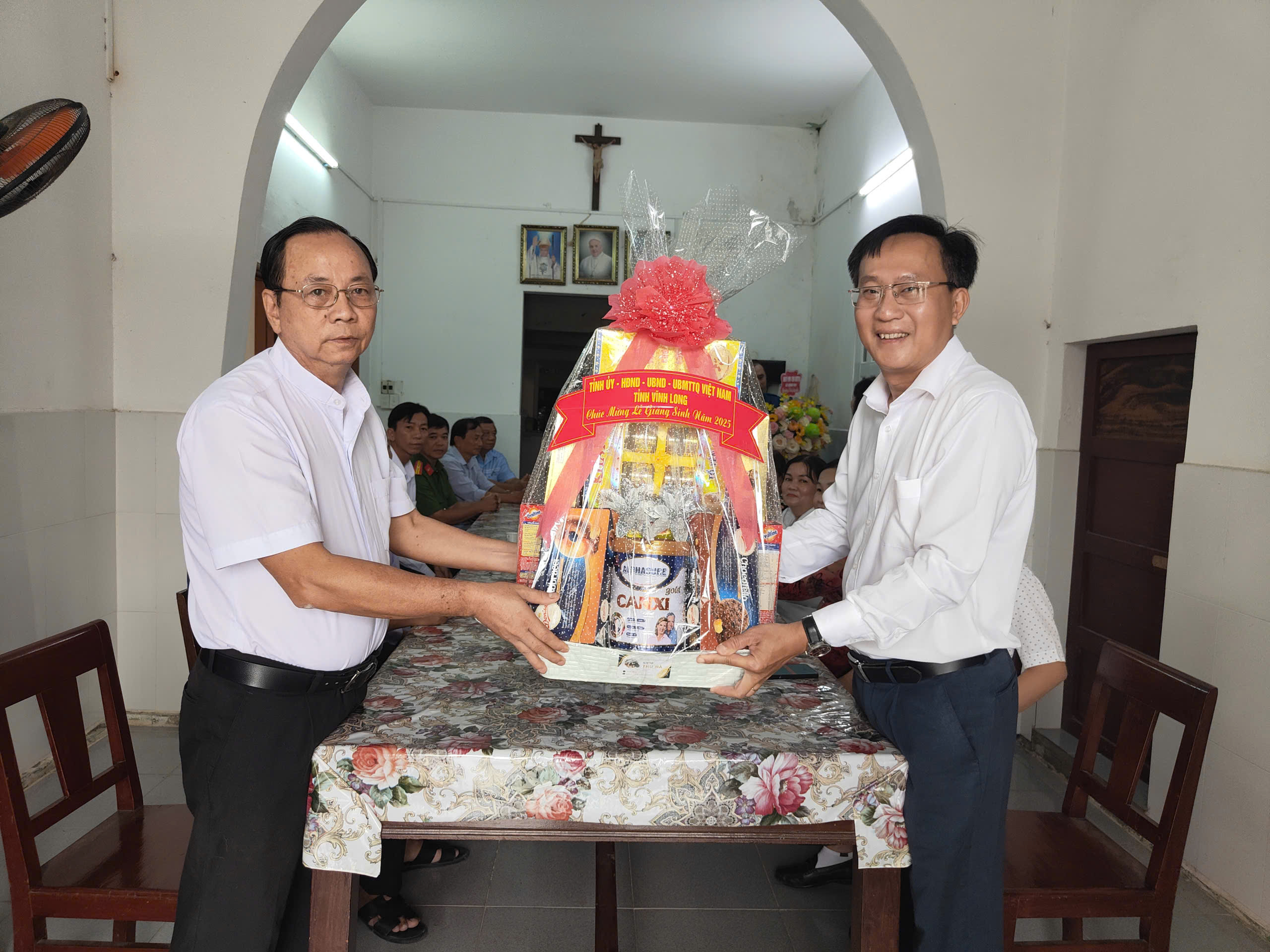 Lãnh đạo xã Bình Đại thăm chúc mừng các tổ chức tôn giáo nhân dịp lễ Chúa Giáng sinh năm 2025