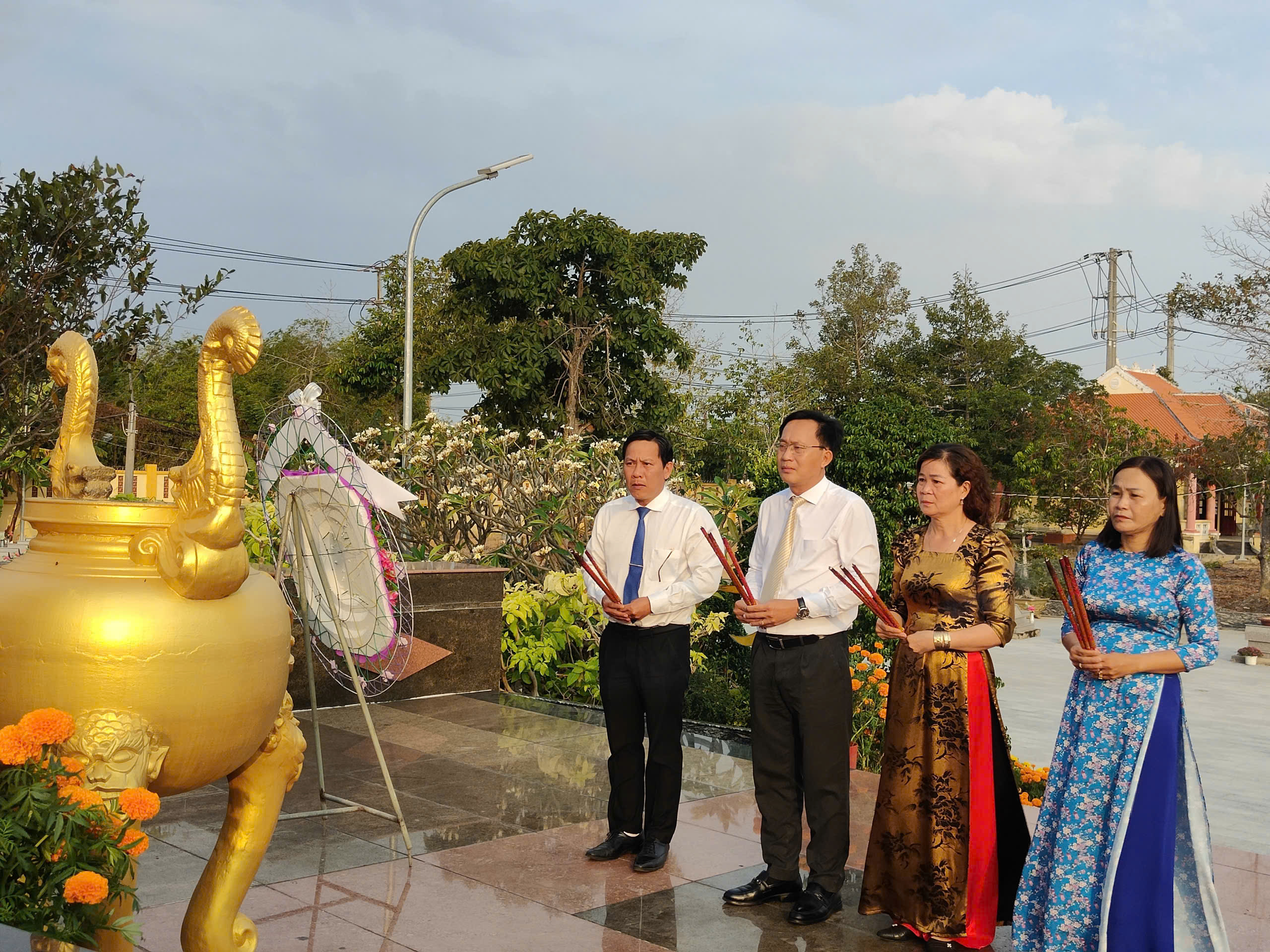 Đảng  Ủy - HĐND - UBND - UBMTTQ xã Bình Đại tổ chức Lễ viếng Nghĩa trang Liệt sĩ nhân dịp Tết Bính Ngọ năm 2026