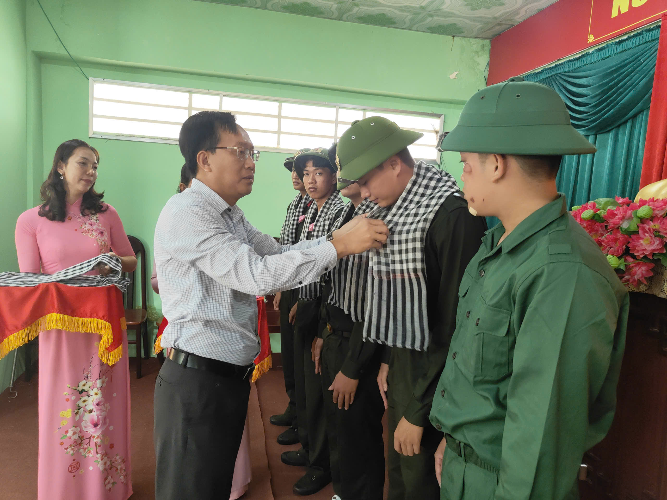 Xã Bình Đại tổ chức lễ tiễn công dân lên đường nhập ngũ năm 2026
