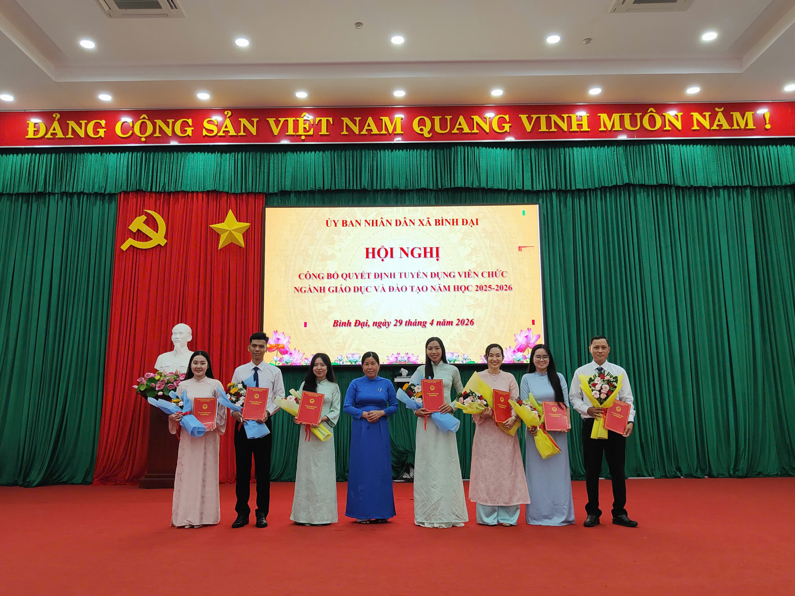 Xã Bình Đại tổ chức lễ trao quyết định tuyển dụng viên chức ngành giáo dục