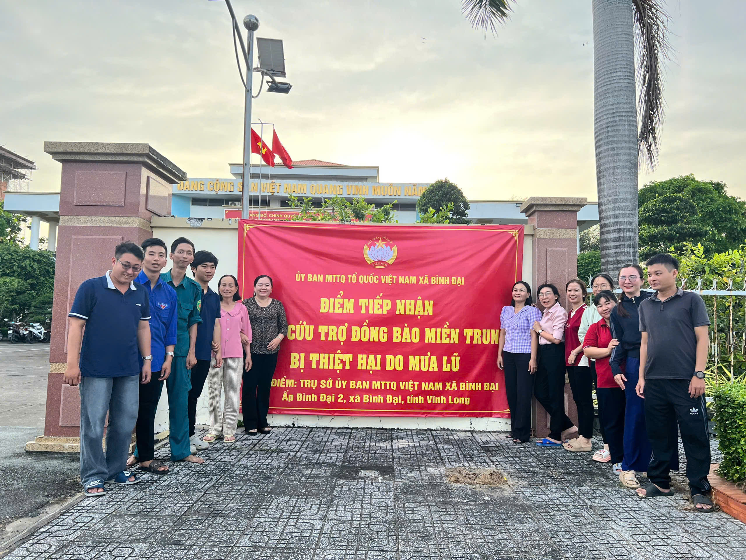 Xã Bình Đại tỉnh Vĩnh Long quyên góp ủng hộ đồng bào miền Trung bị lũ lụt trên 430 triệu đồng