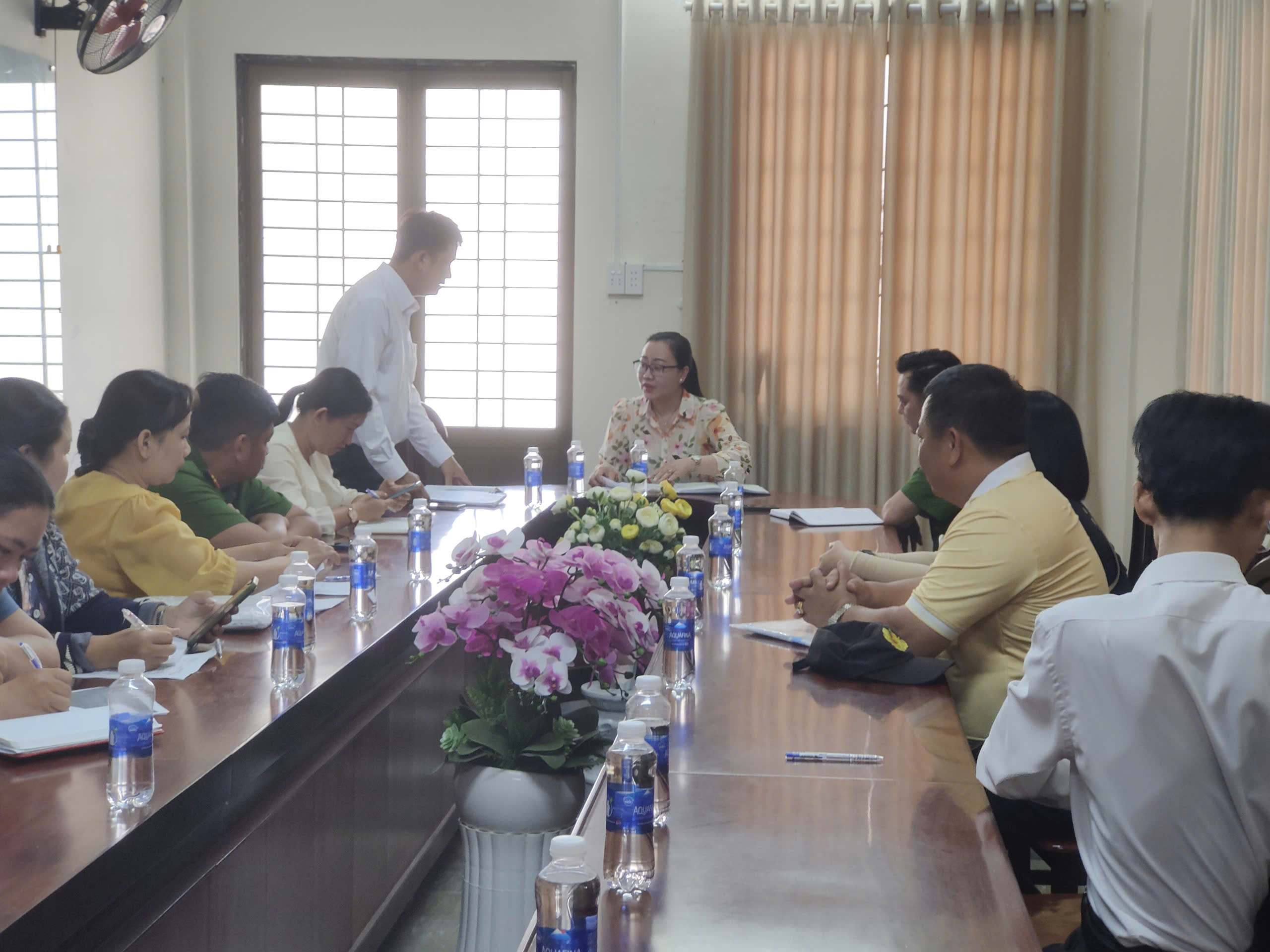 Ủy ban nhân dân xã Bình Đại làm việc với Công ty TNHH Duy Quý  (Duy Quý - Thảo Châu) về việc chấp hành pháp luật trong hoạt động kinh doanh vận tải hành khách.