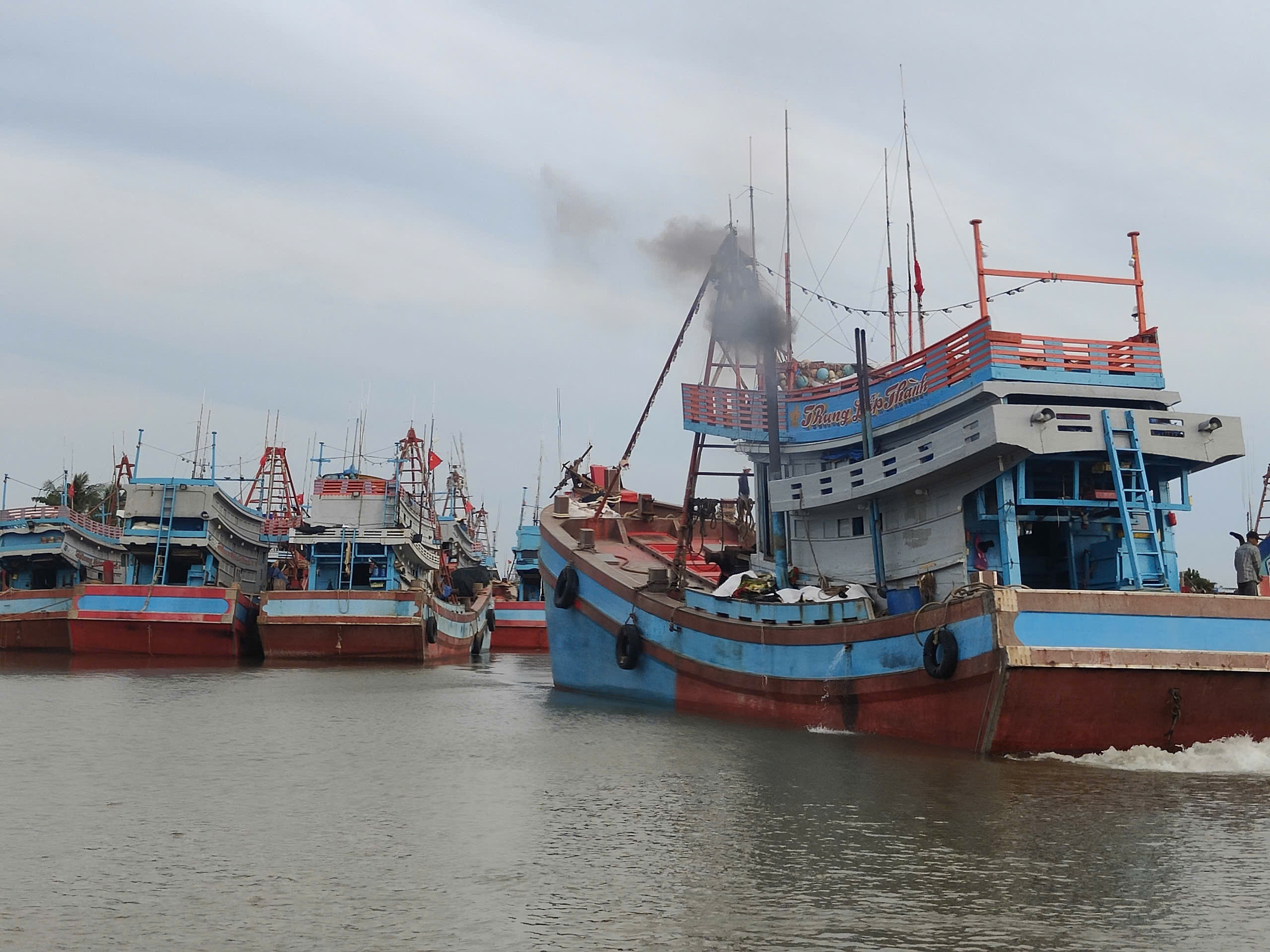 Ngư dân xã Bình Đại ra khơi đánh bắt đầu năm 2026