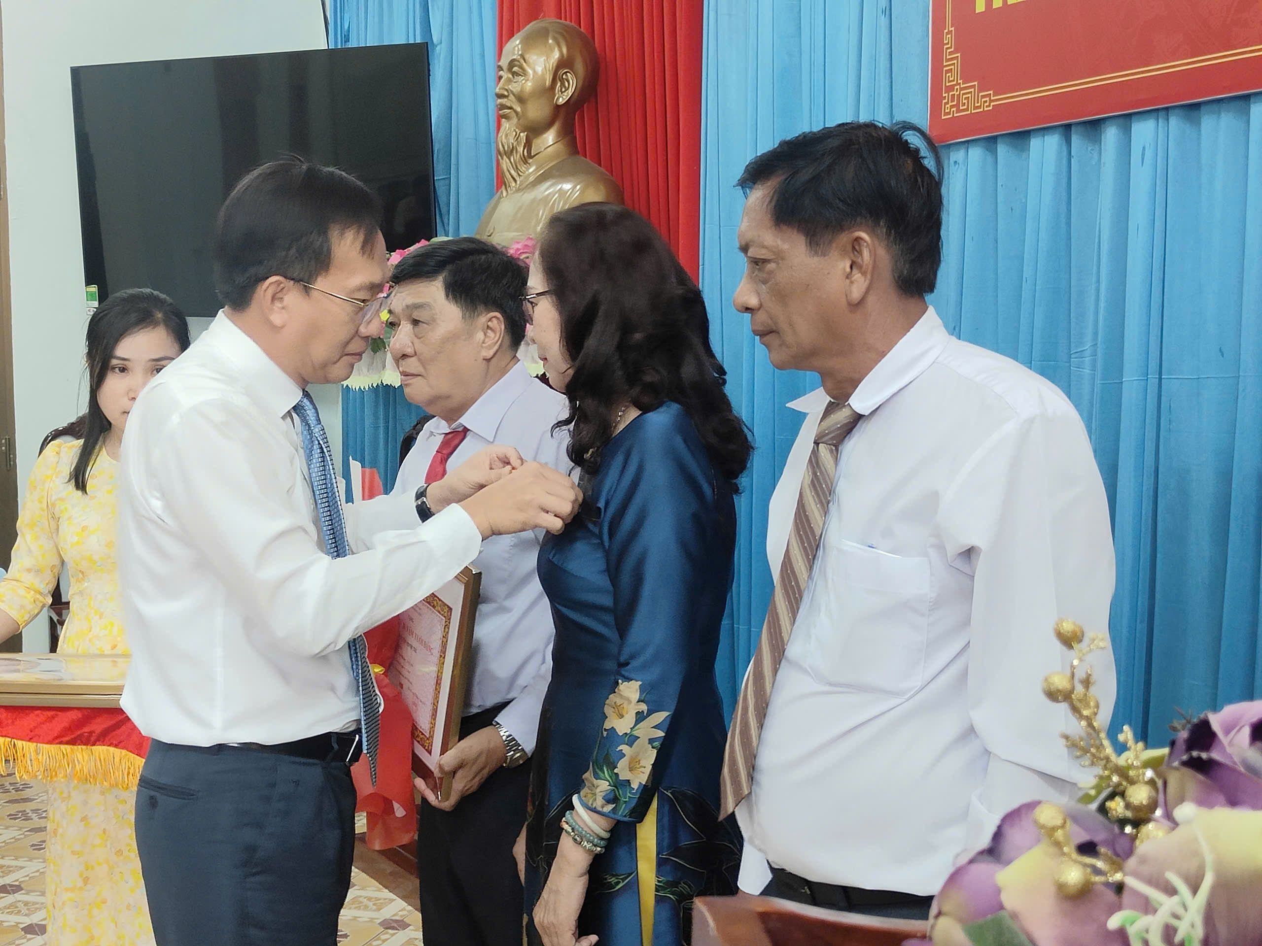 Xã  Bình Đại tổ chức trao huy hiệu Đảng đợt 19/5 cho Đảng viên 30 năm và 40 năm tuổi Đảng
