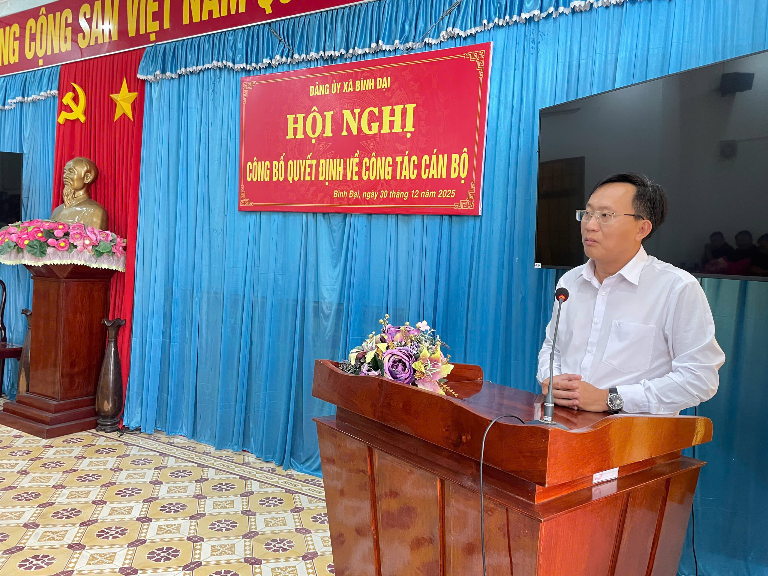 Đảng ủy xã Bình đại tổ chức hội nghị công bố quyết định của Ban thường vụ về công tác cán bộ.