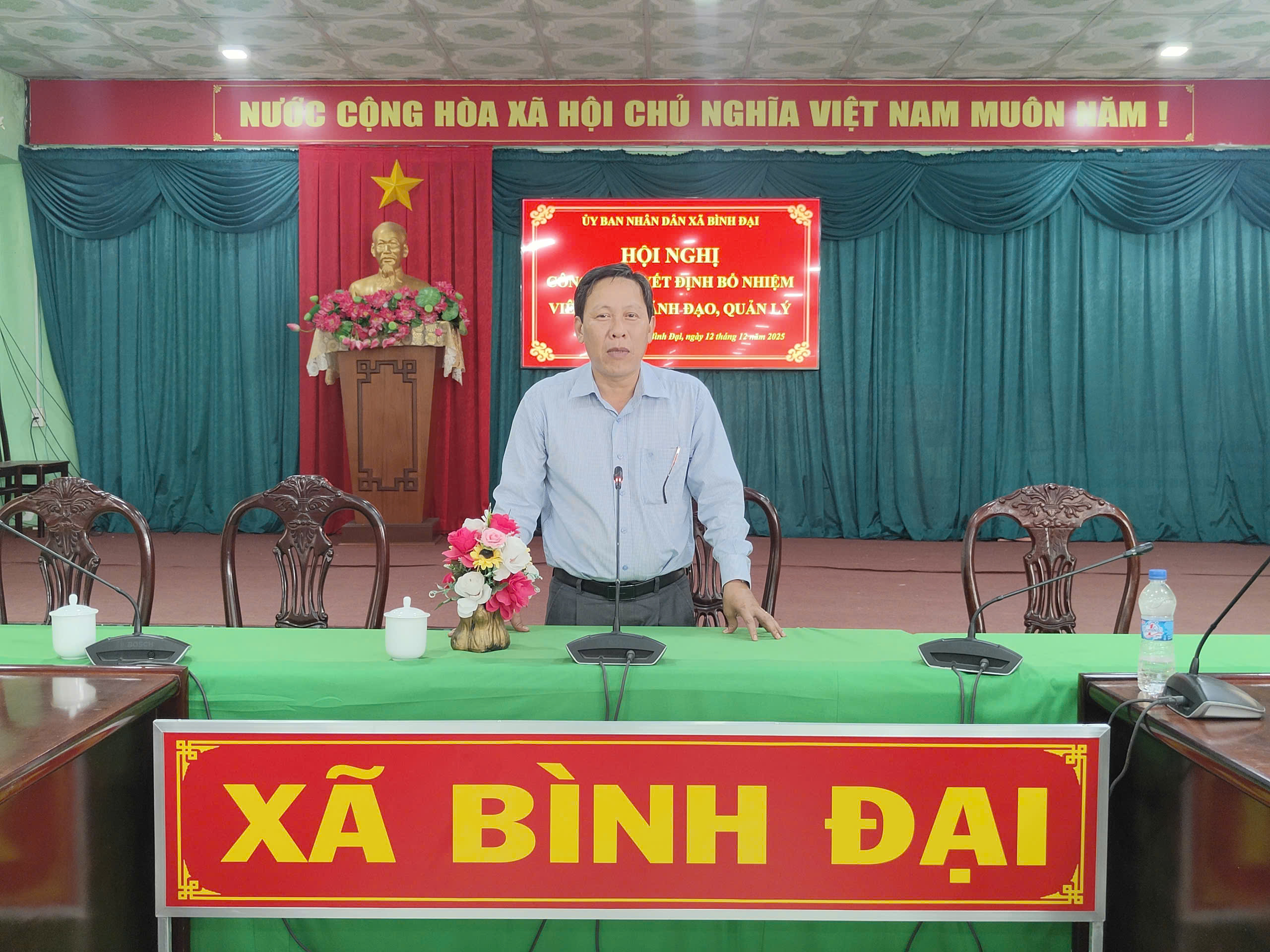 Xã Bình Đại tổ chức Hội nghị công bố và trao quyết định bổ nhiệm viên chức lãnh đạo