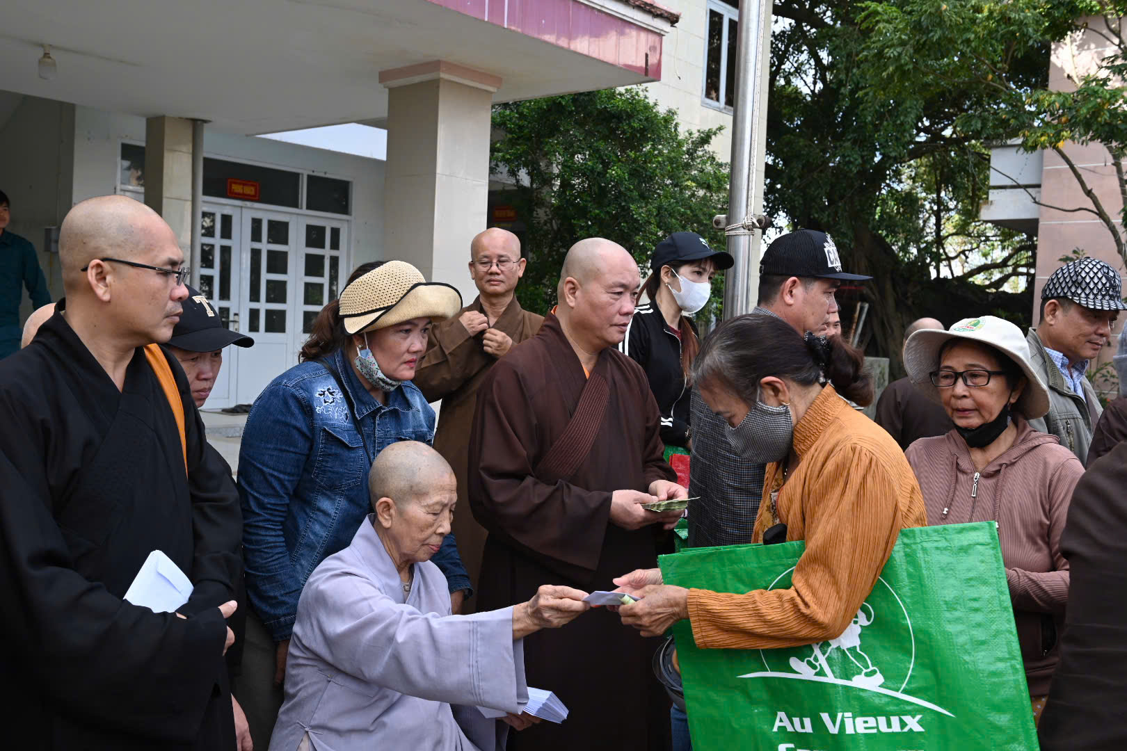 Đoàn từ thiện chùa Vạn Phước xã Bình Đại tỉnh Vĩnh Long tổ chức thăm và trao quà ủng hộ đồng bào bị bão lũ ở miền Bắc và miền Trung trên 600 triệu đồng.