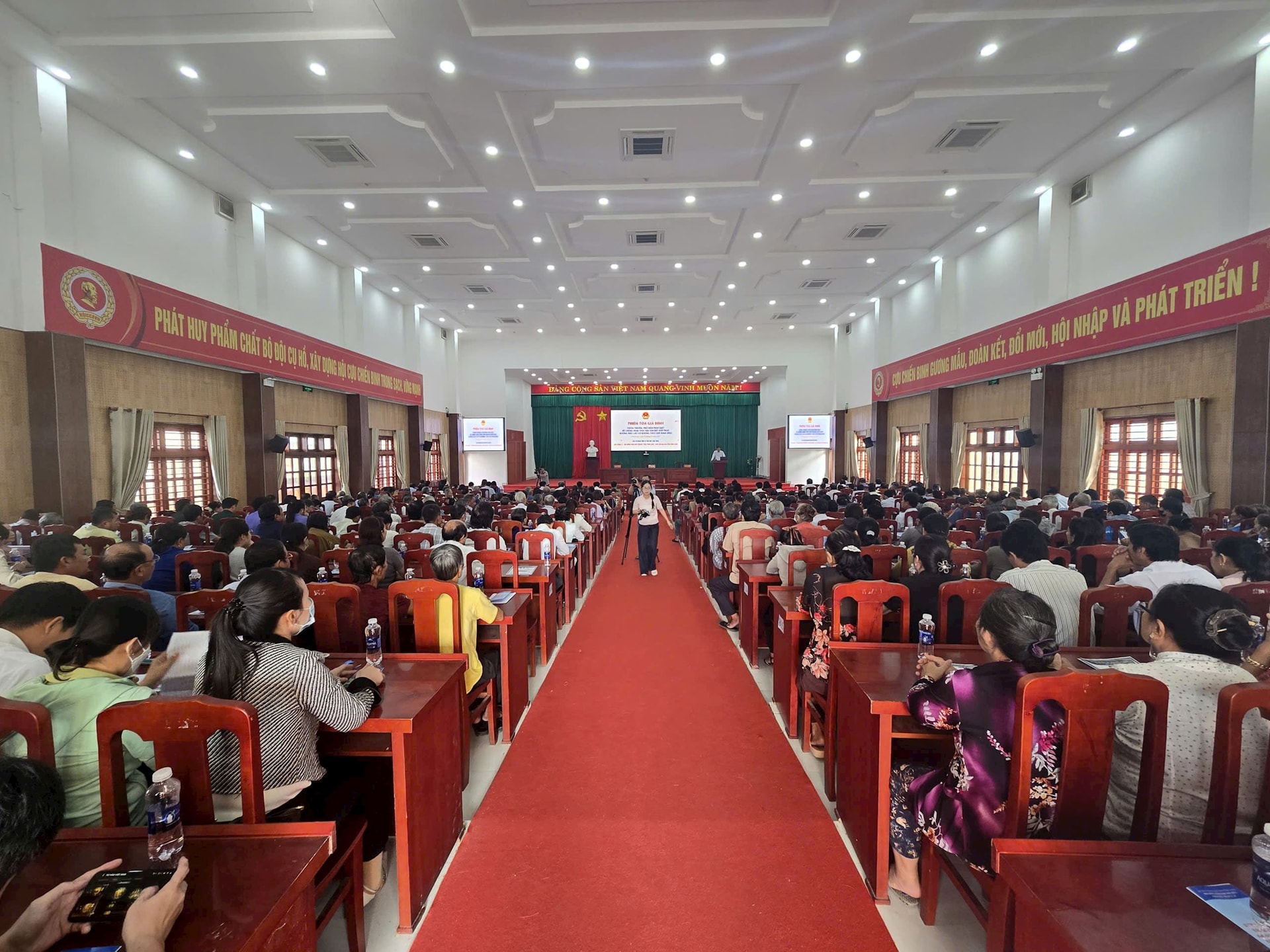 Chật kín người theo dõi phiên tòa giả định chống khai thác IUU tại vùng biển Bình Đại.