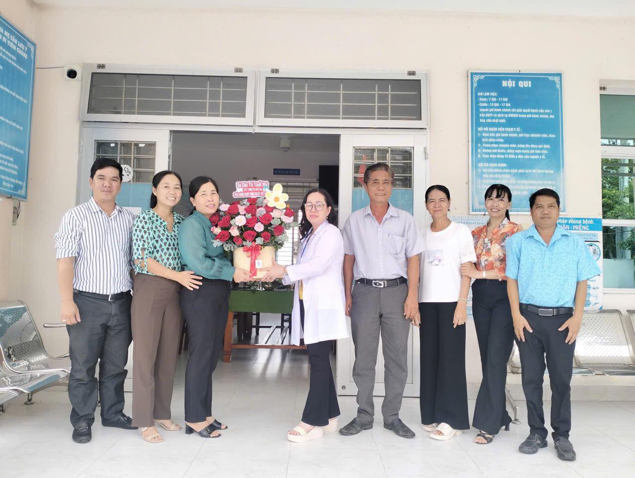 Lãnh đạo xã Bình Đại thăm, chúc mừng Trạm Y tế xã nhân Ngày Thầy thuốc Việt Nam 27/2