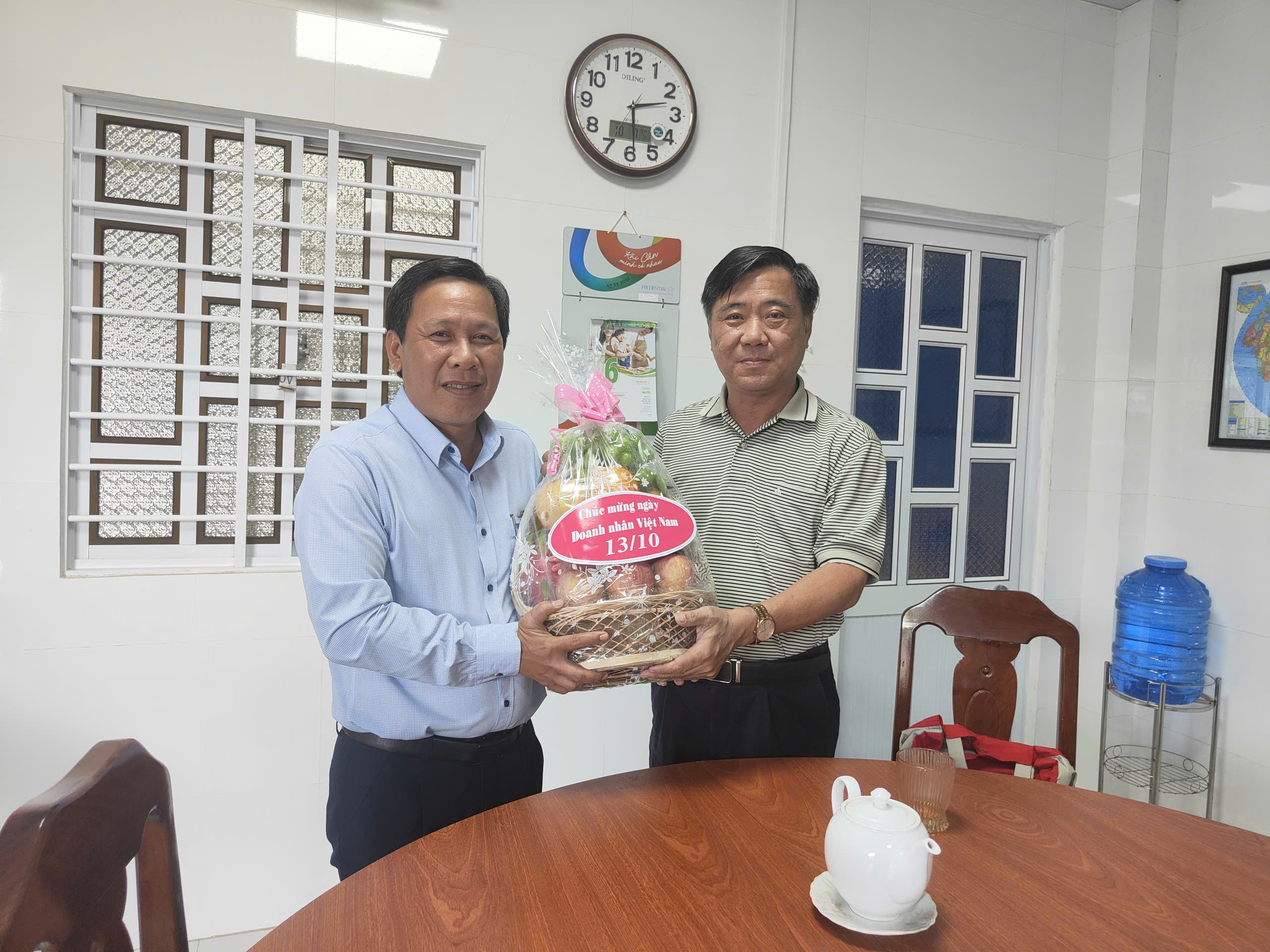 Lãnh đạo xã Bình Đại tỉnh Vĩnh Long tổ chức thăm các doanh nghiệp nhân kỷ niệm 21 năm ngày Doanh nhân Việt Nam 13/10/2025