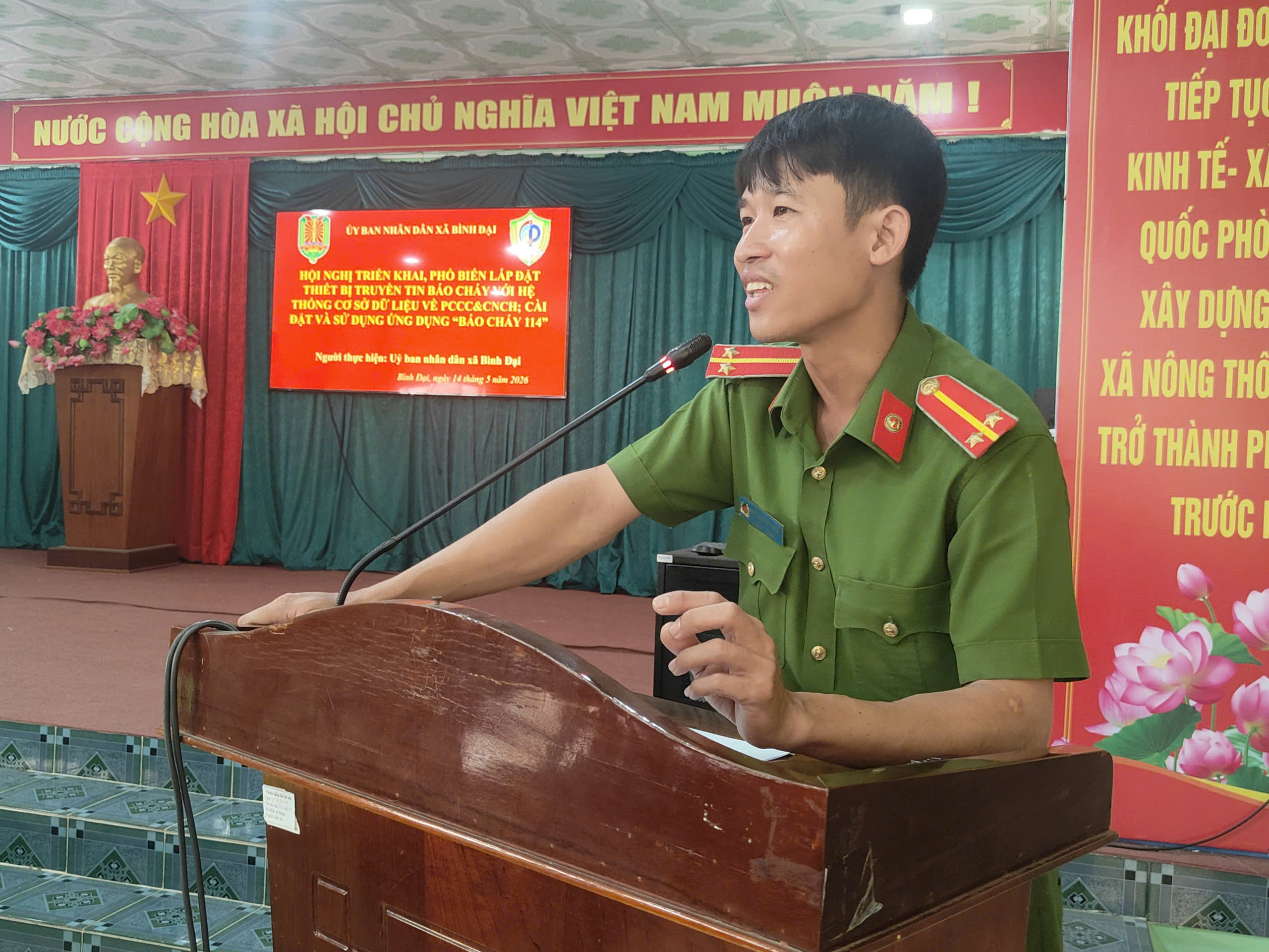Công an xã Bình Đại tổ chức triển khai phổ biến lắp đặt thiết bị truyền tin báo cháy với hệ thống cơ sở dữ  về phòng cháy chữa cháy và cứu nạn cứu hộ, cài đặt và sử dụng ứng dụng báo cháy 114.