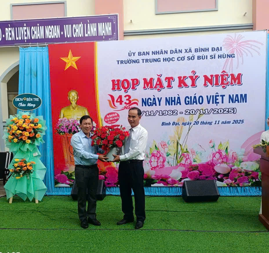 Xã Bình Đại thăm giáo viên về hưu, giáo viên mắc bệnh hiểm nghèo