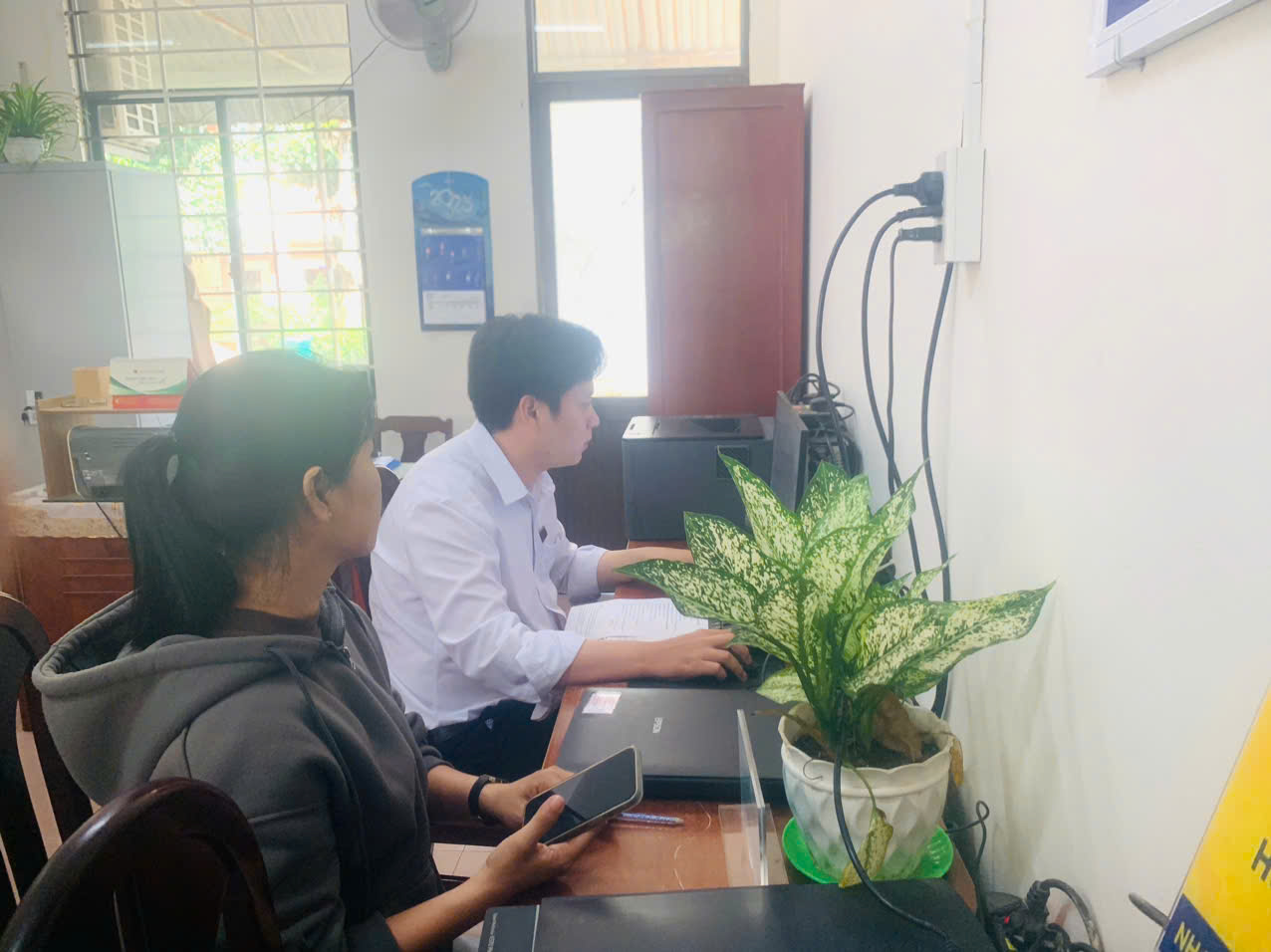 Trung tâm phục vụ hành chính công xã Bình Đại hỗ trợ người dân nộp hồ sơ trực tuyến