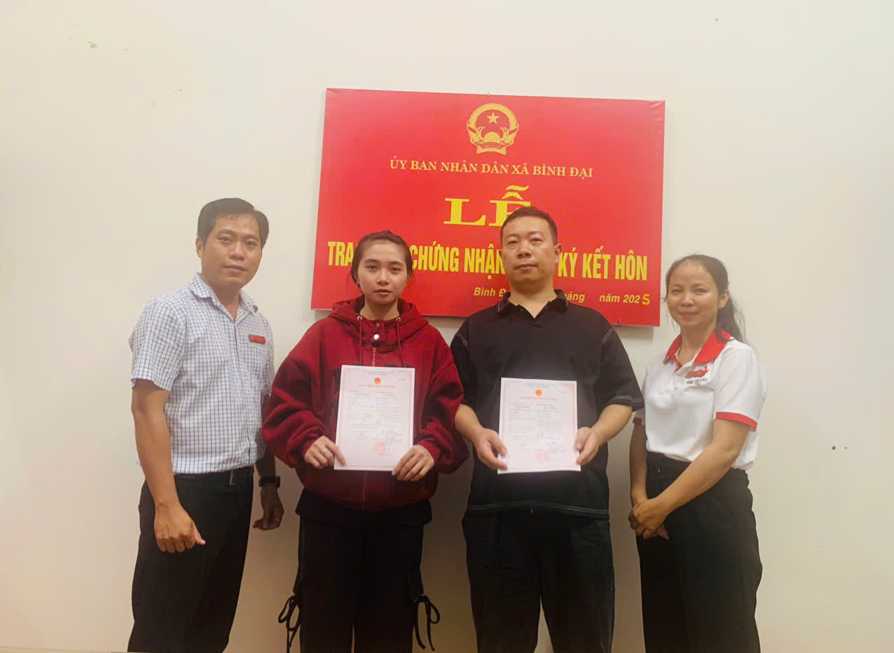 Trao giấy chứng nhận đăng ký kết hôn có yếu tố nước ngoài