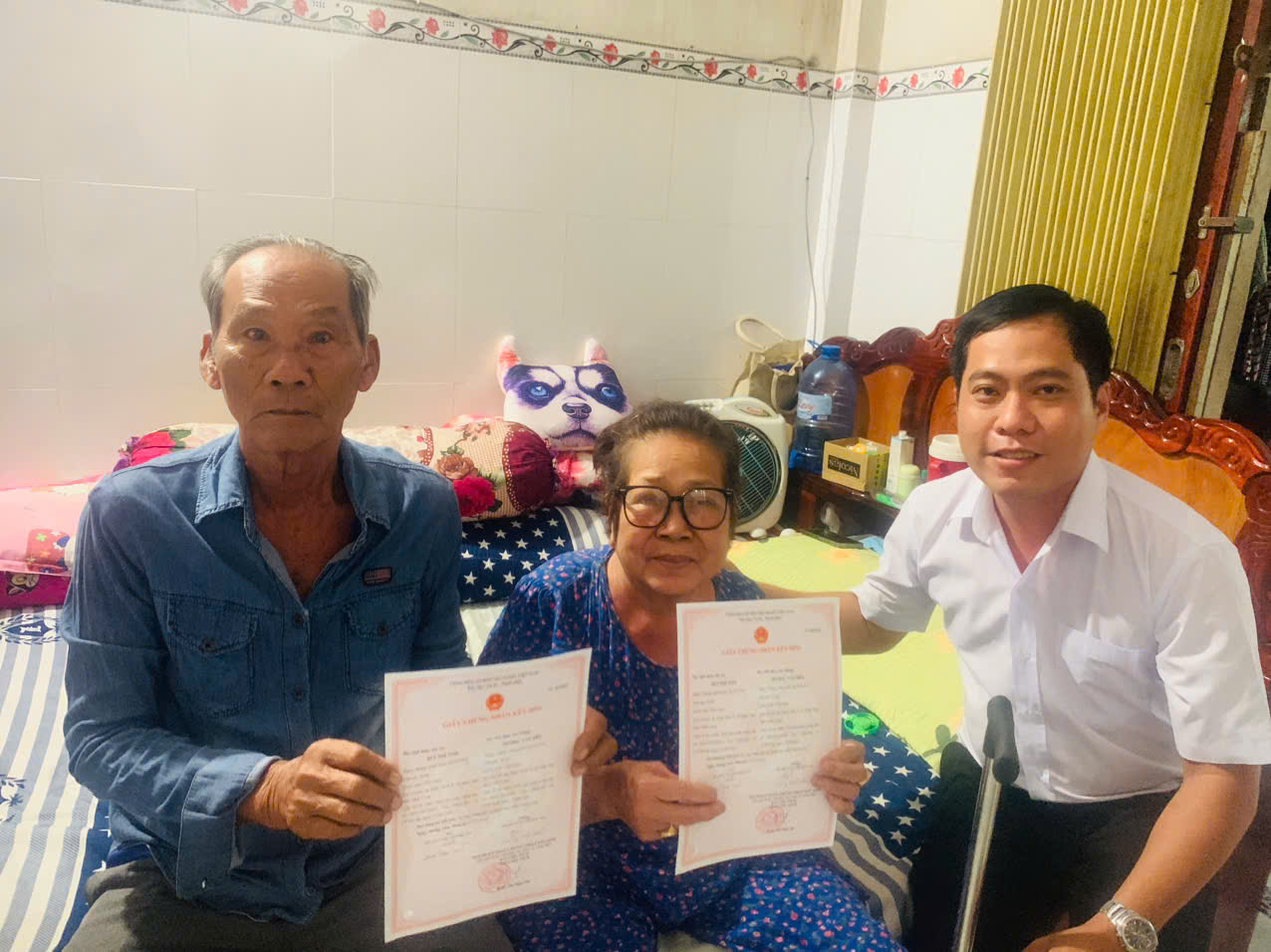 Trung tâm Phục vụ hành chính công phối hơp với Văn phòng HĐND và UBND xã Bình Đại hỗ trợ người cao tuổi đi lại khó khăn  thực hiện thủ tục đăng ký kết hôn tại nhà