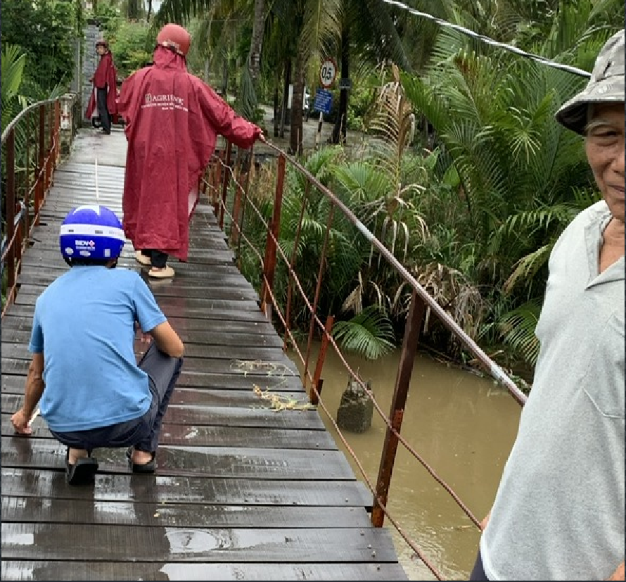 UBND xã Bình Đại cùng Hội Chữ thập đỏ khảo sát tình trạng xuống cấp cầu Chùa để phối hợp cùng Hội Chữ thập đỏ vận động các nhà hảo tâm chung tay đóng góp sửa chữa cầu